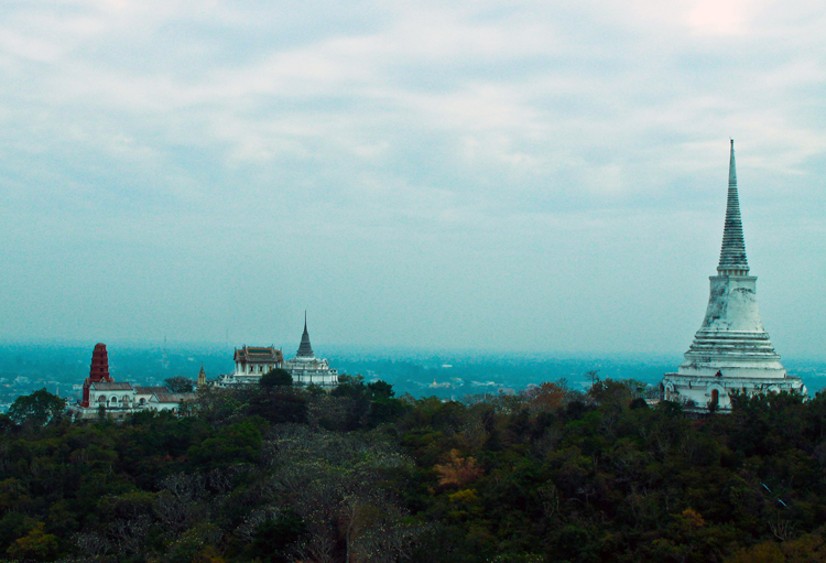 อุทยานประวัติศาสตร์พระนครคีรี (เขาวัง) เป็นโบราณสถานเก่าแก่คู่เมืองเพชรบุรี ตั้งอยู่บนยอดเขาใหญ่ 
3 ยอด ยอดที่สูงที่สุดสูง 95 เมตร แต่เดิมชาวบ้านเรียกภูเขานี้ว่า “เขาสมน” พระบาทสมเด็จพระจอมเกล้า